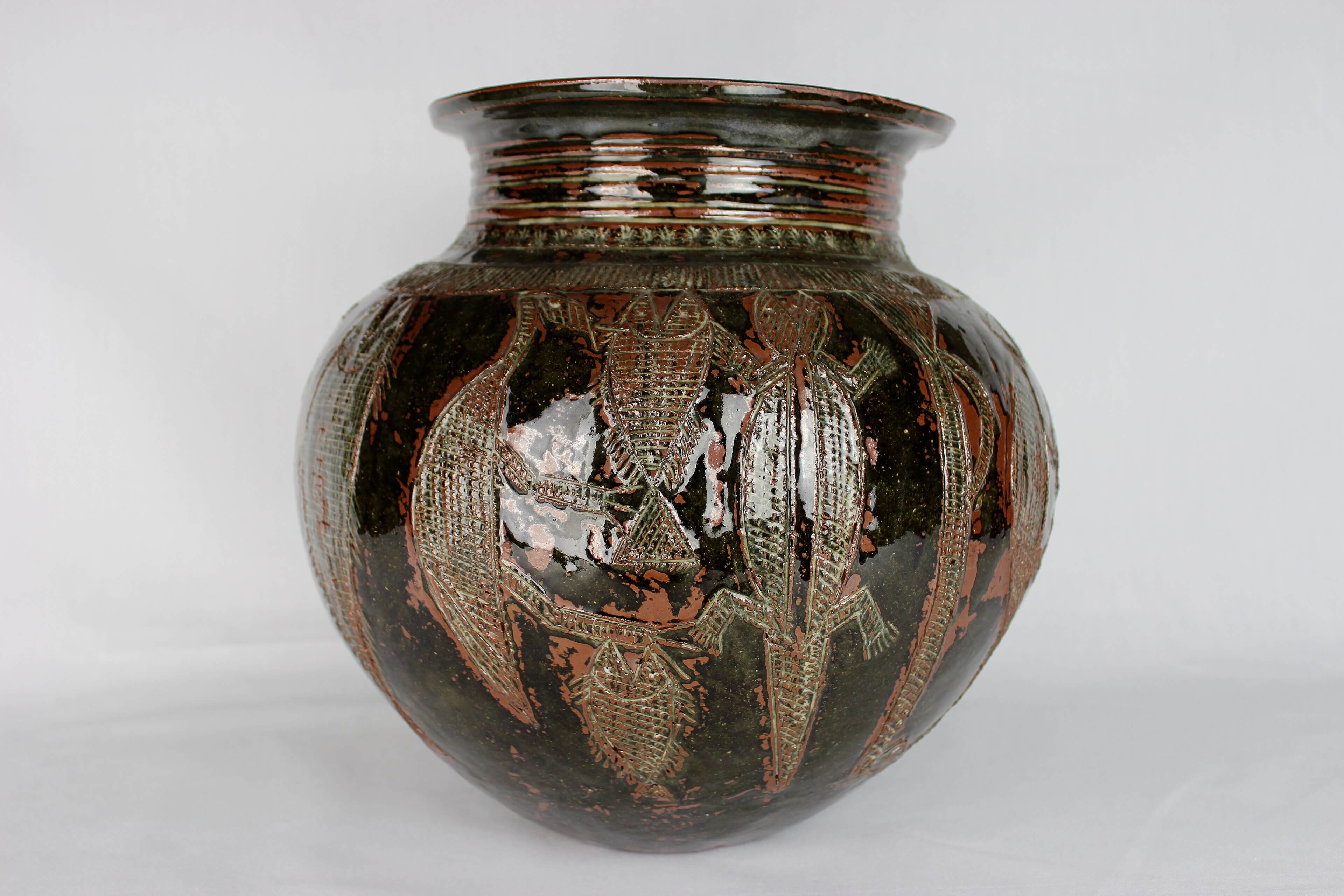 Ladi Kwali, large hand-built ceramic pot with incised and inlaid pattern, red slip and transparent glaze.